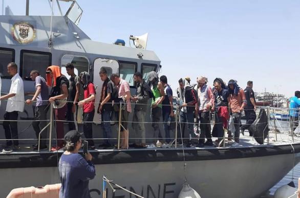 مصالح الوحدة البحرية للديوانة بالمهدية تنقذ 64 شخصا حاولوا اجتياز الحدود خلسة