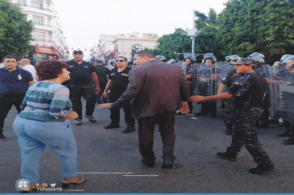 الأمن يعتدي على محتجين رافضين لمشروع الدستور الجديد