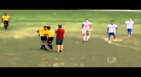 بالفيديو : حكم برازيلى يُشهر سلاحه بعد تعرضه لاعتداء من لاعب