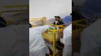 شاهد بالفيديو : طفل يصارع الموت نقلوه من مستشفى باب سعدون إلى الرابطة بطريقة مأسوية