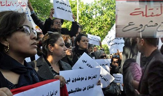 وقفة احتجاجية لعشرات المعلمين الوقتيين للمطالبة بوقف "التشغيل الهش"