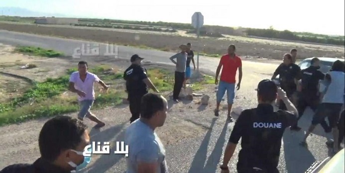 خطير بالفيديو : كناترية يلاحقون دورية ديوانية ويعتدون على الأعوان لإفتكاك سيارة تهريب