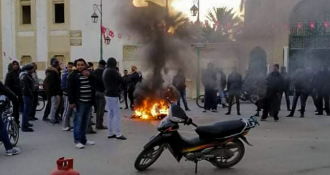  توزر : بسبب أزمة قوارير الغاز المنزلي... احتجاجات وحالة من الاحتقان أمام الولاية 