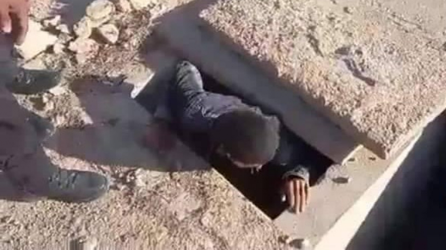 ايقاف الشاب الذي دفن نفسه حيا... التفاصيل