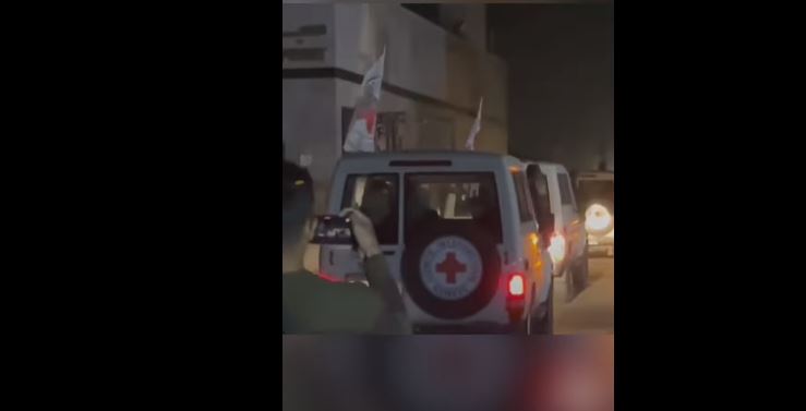 بالفيديو.. مشهد خروج أسرى إسرائيليين من معبر رفح