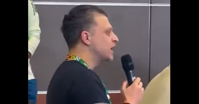 بالفيديو / صحفي أراد زرع الفتنة بين المنتخبين التونسي و الفلسطيني فتلقى صفعة موجعة 