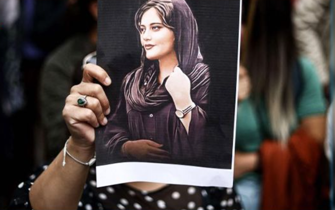 بريطانيا تفرض عقوبات على "شرطة الأخلاق" الإيرانية