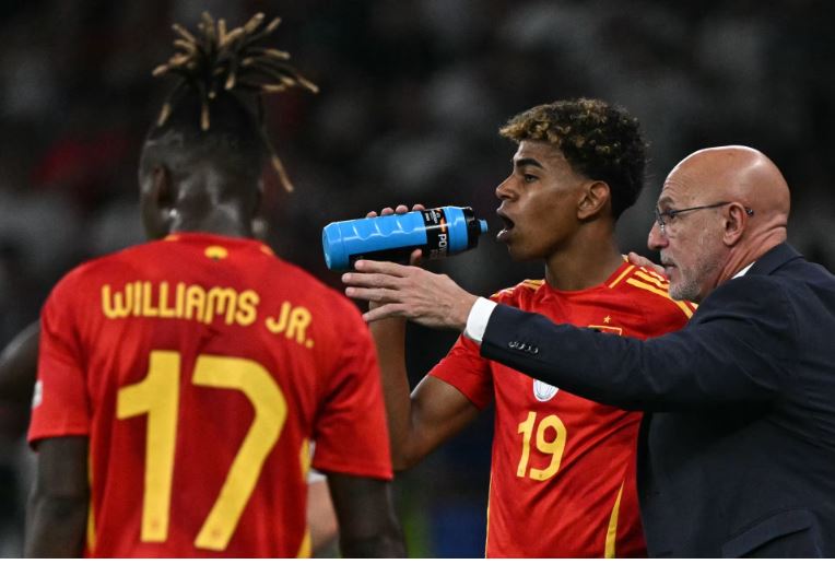 "هؤلاء يريدون قتله".. تصريح  غريب لمدرب منتخب إسبانيا بخصوص لامين يامال